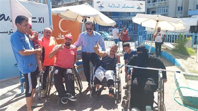 شاطئ ذوي الهمم بالإسكندرية يستقبل 178 فردًا من أبناء الصعيد