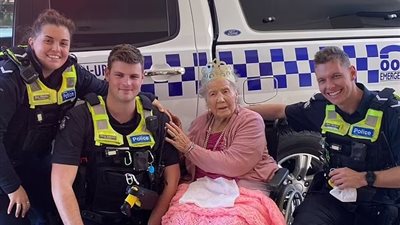 سجن وهمي.. الشرطة الأسترالية تعتقل مسنة تحقيقًا لـ أمنيتها في عيد ميلادها الـ100