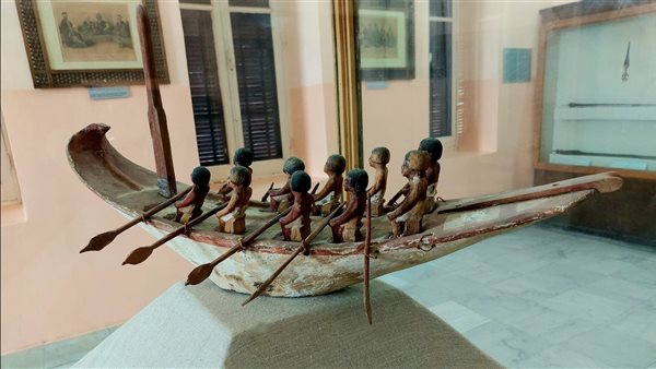  قارب من الخشب به