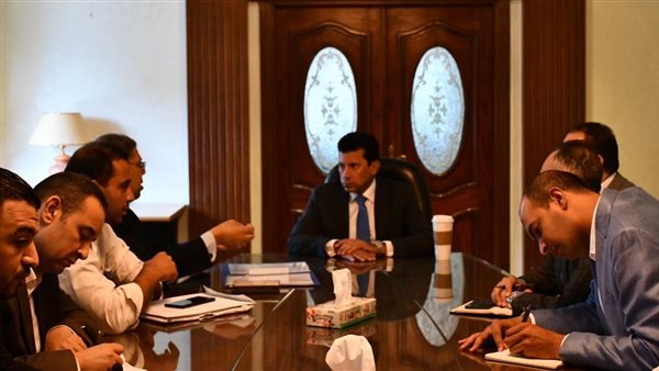 وزير الرياضة يلتقي