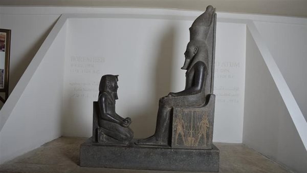 تمثالين من حجر الديوريت