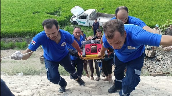 رجال الإسعاف يستخدمون