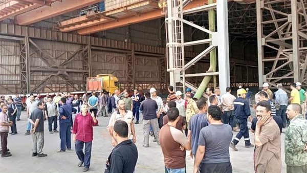 عمال مصنع بشاي للصلب