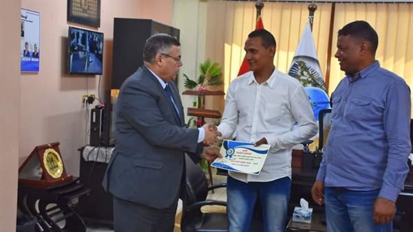 خلال تكريم العامل