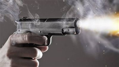 كانت بتحجز عليه.. زوج يصيب زوجته بطلق ناري بالخطأ خلال مشاجرة مع الجيران بالفيوم | بث مباشر