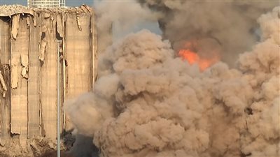 الأكبر منذ انفجار المرفأ.. انهيار الجزء الشمالي من صوامع القمح في مرفأ بيروت │ فيديو