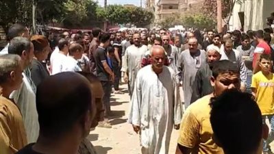 المئات يشاركون في جنازة شاب توفي قبل أيام من حفل زفافه بالمنوفية | بث مباشر