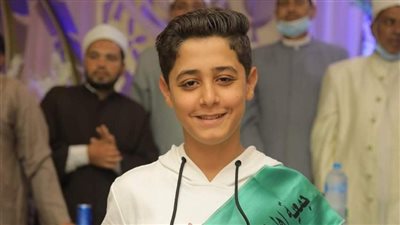 مشهد مؤثر.. سيدة تحمل نعش نجلها حافظ القرآن الكريم خلال تشييع جنازته بالمنوفية | فيديو