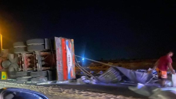 انقلاب مقطورة بطريق