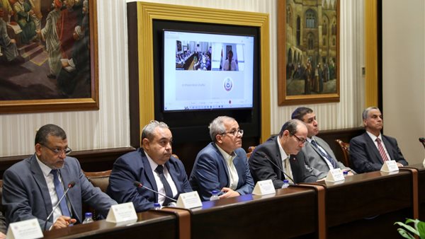 اجتماع وزير الصحة