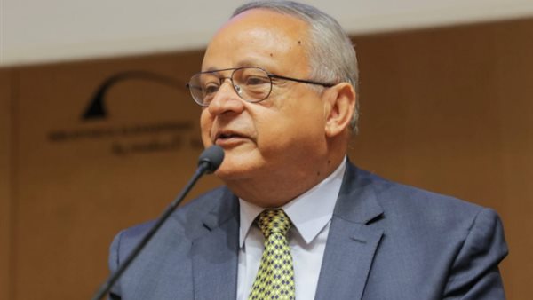 الدكتور أحمد زايد