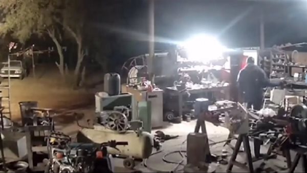 مزارع أعزل يتصدى