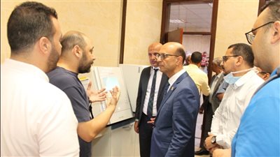 رئيس جامعة أسيوط يتفقد العملية الإنتاجية بمخبز المنتجات الخالية من الجلوتين بكلية الزراعة