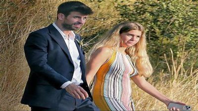 ممسكًا يدها.. جيرارد بيكيه يظهر رفقة صديقته الجديدة بـ كتالونيا