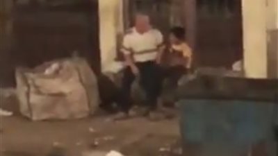  شخص يستقطب طفلا في أحد شوارع البحيرة