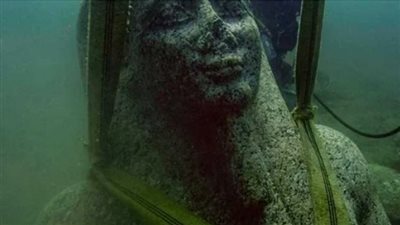 وزنه 4 طن وارتفاعه 5 أمتار.. ننشر تفاصيل تمثال الآلهة آست قبل عرضه رسميًا في المتحف المصري الكبير 