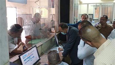 نائب محافظ المنيا يفحص عددًا من الطلبات بالمركز التكنولوجي لخدمة المواطنين في ملوي