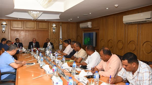 اجتماع محافظ قنا