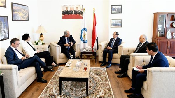 وزير البترول يلتقي