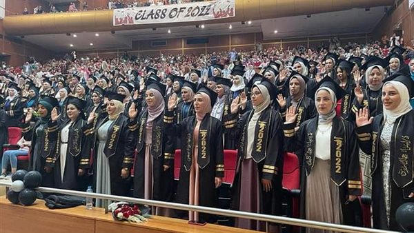 طلاب صيدلة حلوان