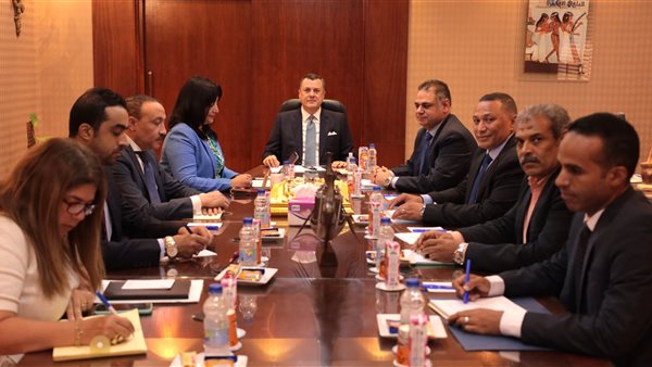 وزير السياحة يعقد