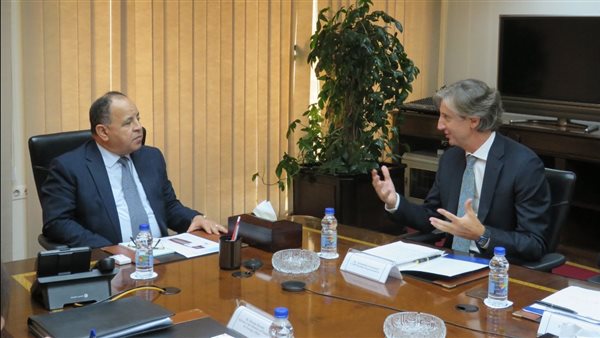 وزير المالية مع الممثل