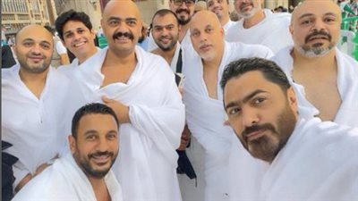 تامر حسني: ربنا كرمني وعملت عمرة مع أصدقاء عمري | صور