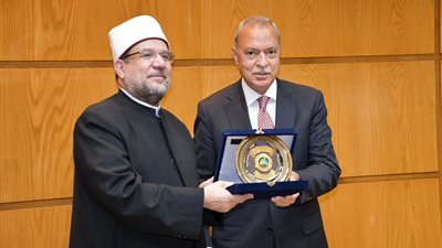 محافظ القليوبية يهدي درع المحافظة لوزير الأوقاف تقديرًا لجهوده الدعوية 