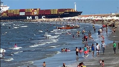 زحام وتكدس.. إقبال كبير على شواطئ بورسعيد خلال العطلة الأسبوعية | صور وفيديو