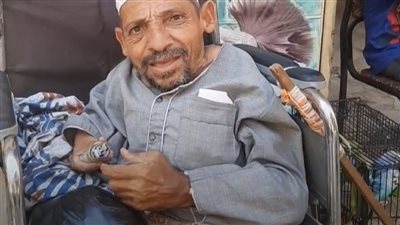 مسن من ذوي الهمم يبيع عصافير بسوق الجمعة: نفسي في كرسي متحرك وأوضة صغيرة | بث مباشر 