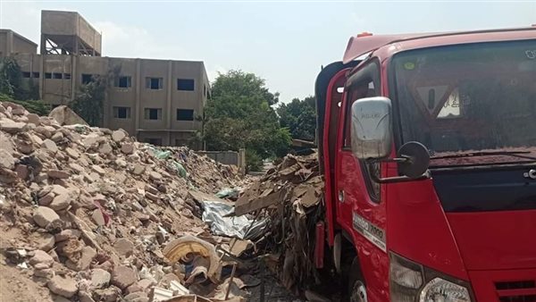 سيارة تلقي القمامة