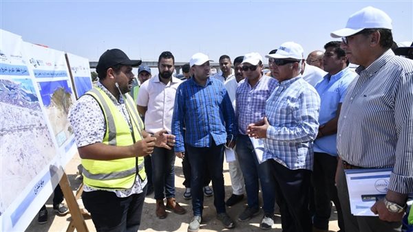 وزير النقل خلال الجولة