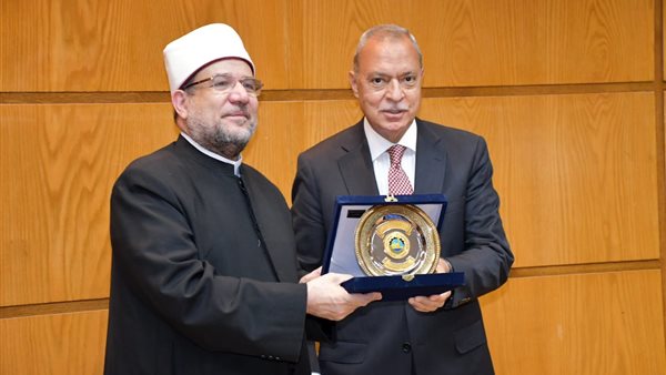 محافظ القليوبية يهدي