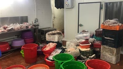 طن كفتة وشاورما وسجق.. ضبط أغذية غير صالحة في مخزن إعداد وجبات بالدقي