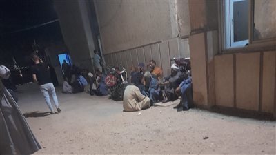 4 أطفال.. أهالي ضحايا انهيار حائظ منزل بأسيوط ينتظرون جثامين ذويهم أمام مشرحة المستشفى |فيديو