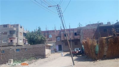 انقذوا التلاميذ.. عمود كهرباء مائل يهدد حياة الأهالي بقرية المقارين في قنا
