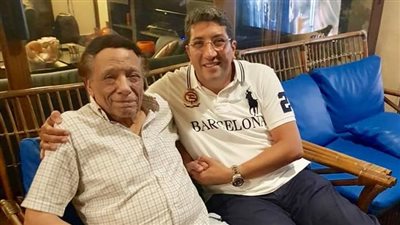 أمير رمزي يكشف عن كواليس صورته مع الزعيم عادل إمام