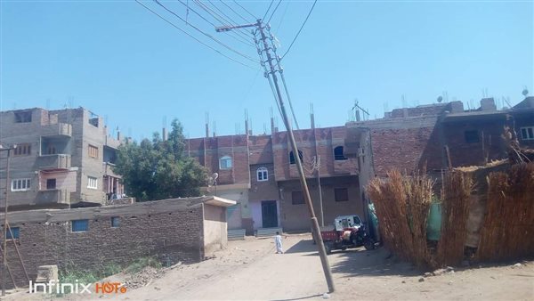 عمود مائل يهدد حياة