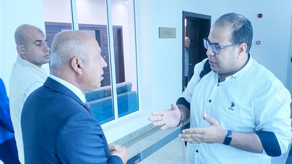 وزير النقل مع محرر