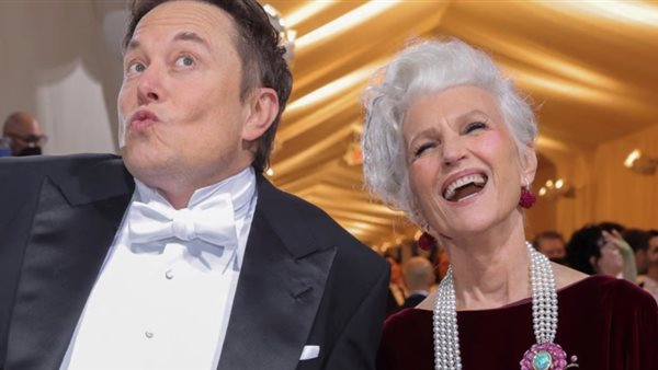 إيلون ماسك ووالدته