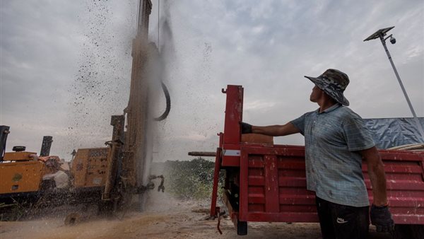 العمال في الصين يحفرون