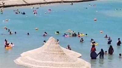 إقبال كبير للمصطافين على شواطئ الغردقة رغم رفع الرايات الحمراء | بث مباشر
