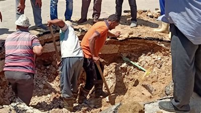كسر مفاجئ بخط مياه في حدائق الأهرام.. والدفع بسيارات شفط