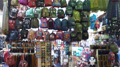 الشنطة بـ40 جنيه.. إقبال ملحوظ من المواطنين على شراء المستلزمات المدرسية بسوهاج | فيديو