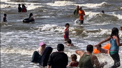 الرايات سوداء.. الأمواج تفسد رحلات الصيد وفرحة المصطافين على شاطئ بورسعيد | صور وفيديو