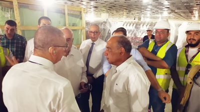 مستوردة من سويسرا.. وزير قطاع الأعمال يتفقد أول شحنة من ماكينات مصنع غزل 4