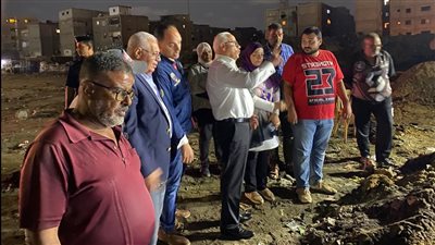 محافظ بورسعيد يتفقد أعمال إصلاح كسر ماسورة المياه في حي الضواحي | صور 