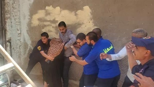 سكان المنزل قبل انهياره