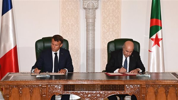 تبون وماكرون يوقعان