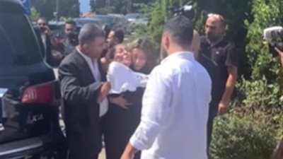 ترقص ألمًا.. انهيار والدة جورج الراسي أثناء تشييع جثمان نجلها إلى مثواه الخير